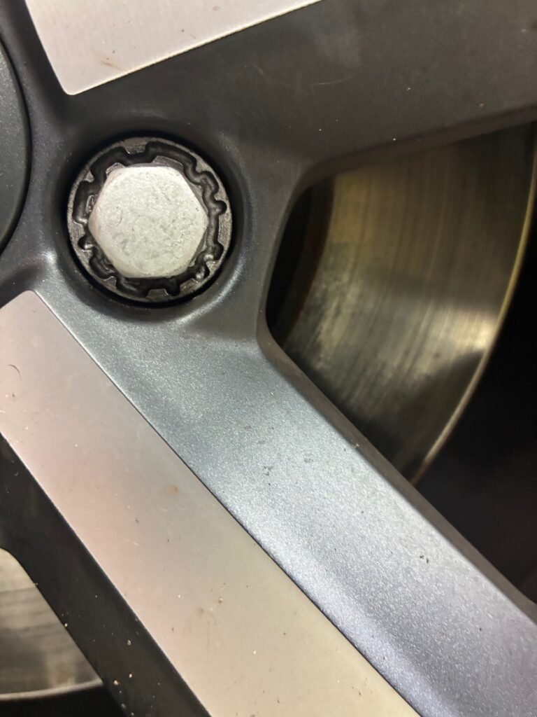 VOLVO XC40 lug nut key