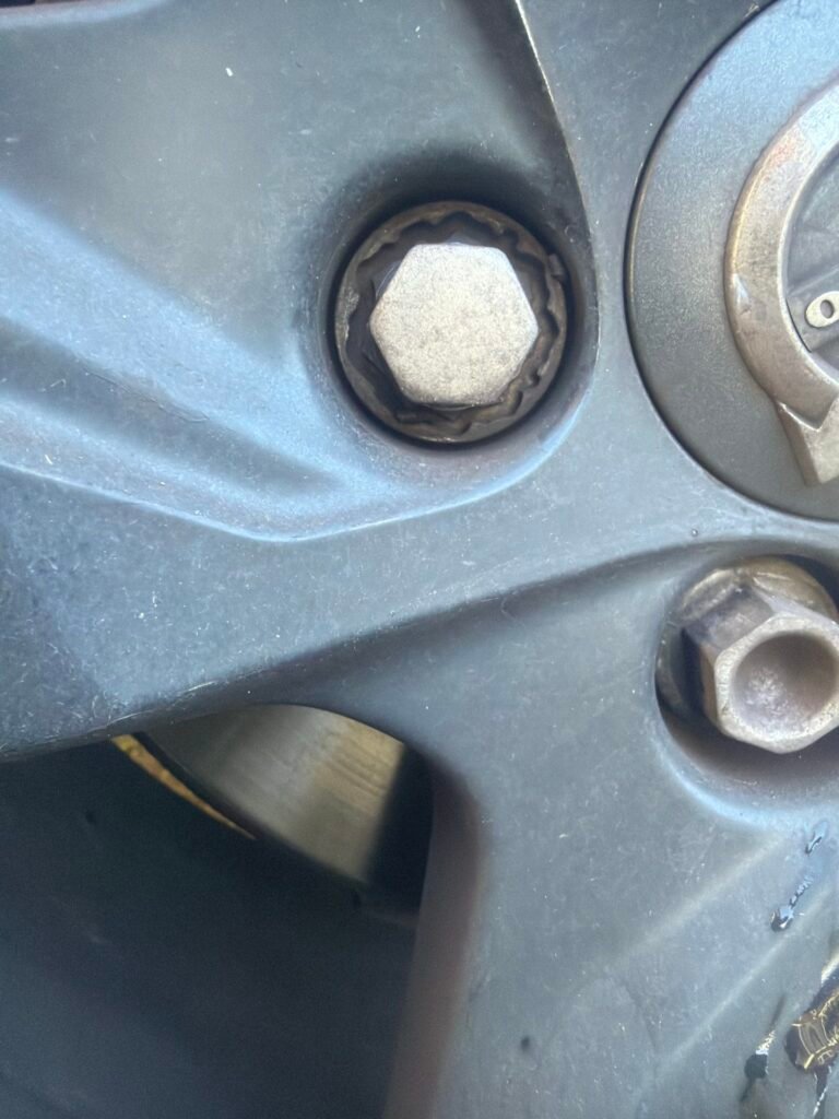 Volvo XC40 wheel locking key