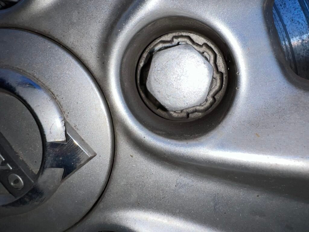 Volvo Xc60 locking wheel nut key