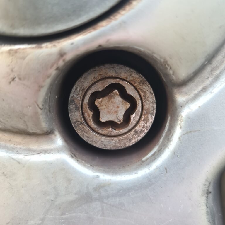 Volvo XC90 wheel lock key code