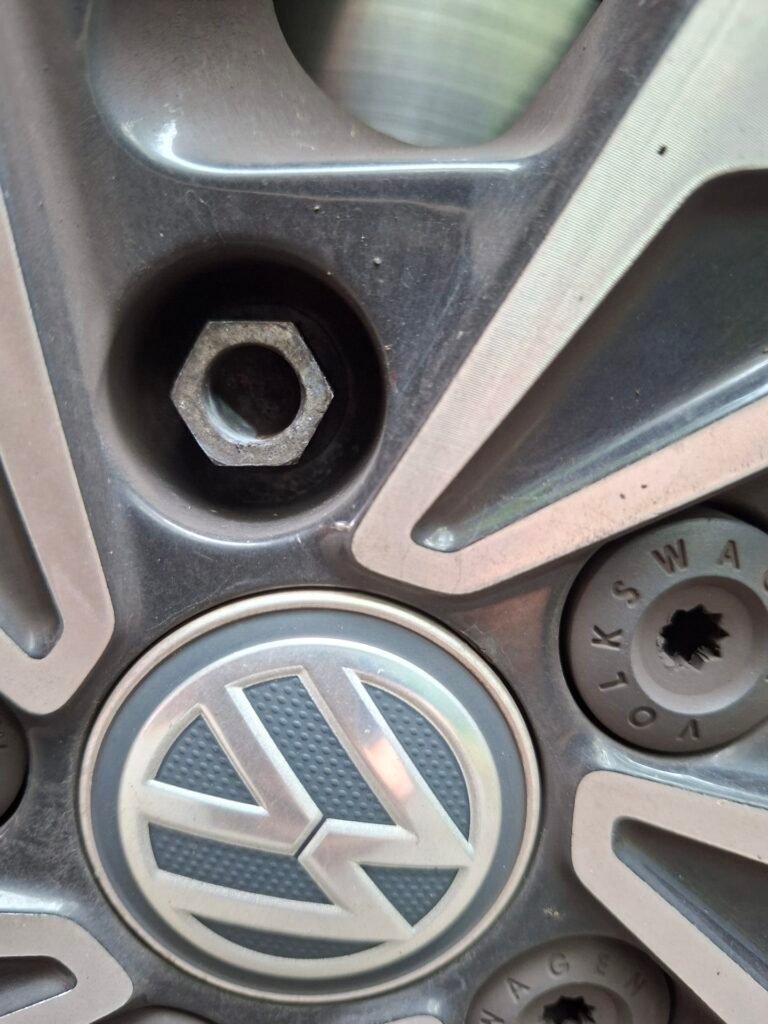 Vw polo 1.0 BMT comfort wheel locking nut key replacement